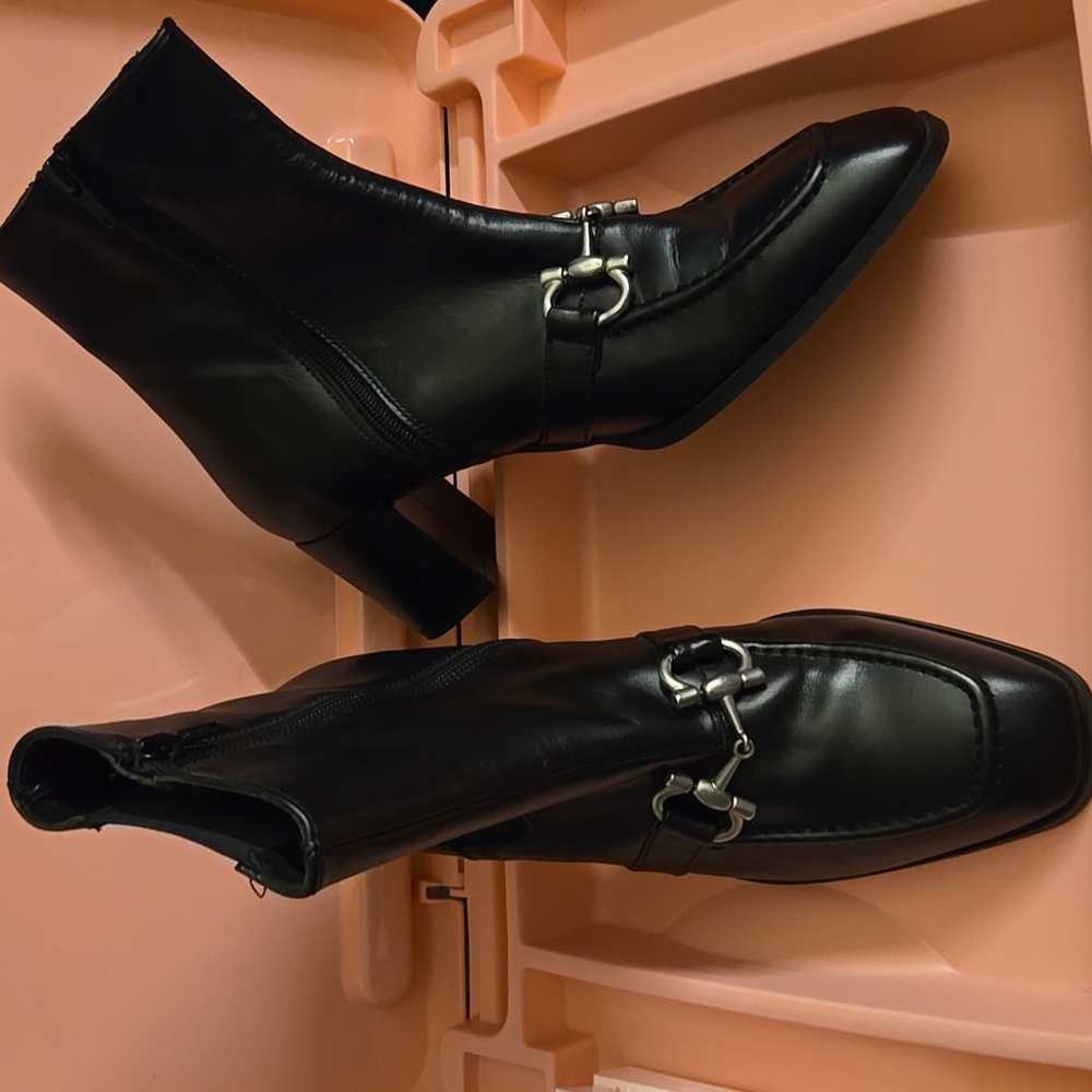 SALE💕Renatta Jop black leather booties Size 8